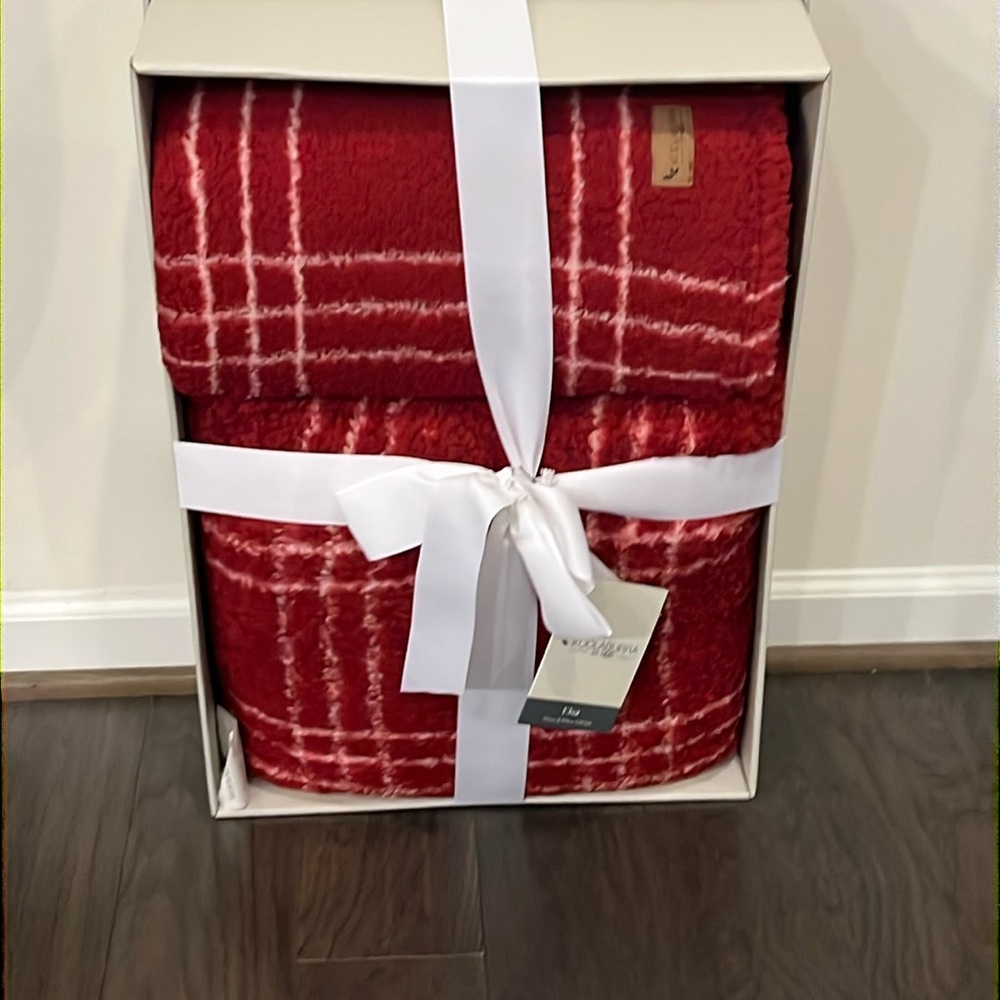 Koolaburra by Ugg Elsa Throw Blanket Pillow Boxed Set garnet red white New
